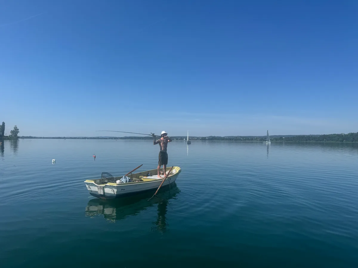Ein Mann auf einem Boot.